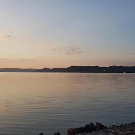 Sunshine House, Direkt Am See, Eigenes Boot, Private Beach, Grill, Wlan Сasa de vacaciones *