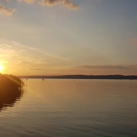 Сasa de vacaciones Sunshine House, Direkt Am See, Eigenes Boot, Private Beach, Grill, Wlan