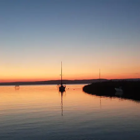 Sunshine House, Direkt Am See, Eigenes Boot, Private Beach, Grill, Wlan Szántód