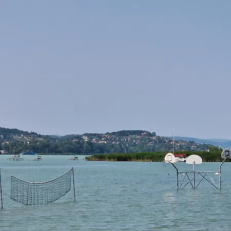 Feriehus Sunshine House, Direkt Am See, Eigenes Boot, Private Beach, Grill, Wlan Szántód