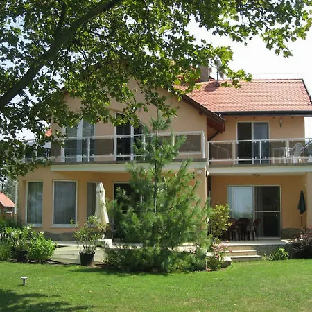 Sunshine House, Direkt Am See, Eigenes Boot, Private Beach, Grill, Wlan * Szántód