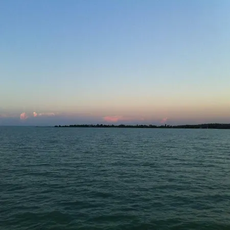 Sunshine House, Direkt Am See, Eigenes Boot, Garten, Grill, Wlan, Juli-aktion Szántód