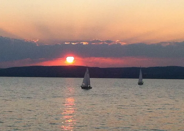 Dom wakacyjny Sunshine Beach House, Direkt Am See, Eigenes Boot, Private Beach, Grill, Wlan